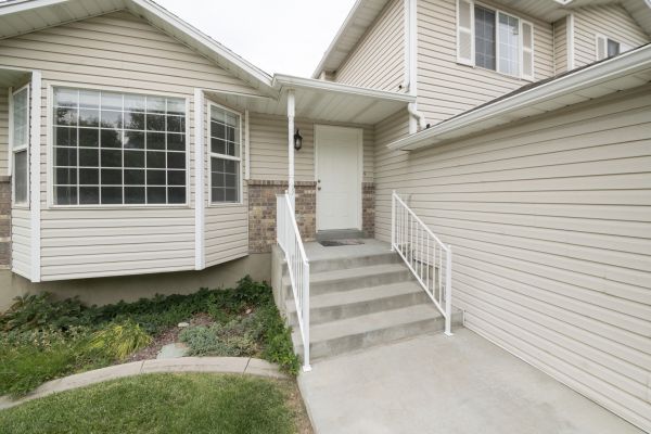 Cost of White Vinyl Siding Replacement in San Diego